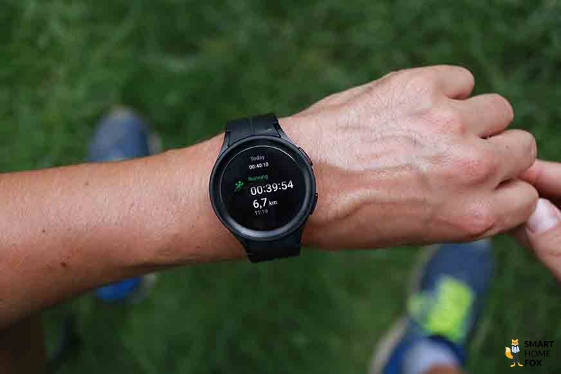 Man sieht den Laufcoach Modus auf der Galaxy Watch 5.